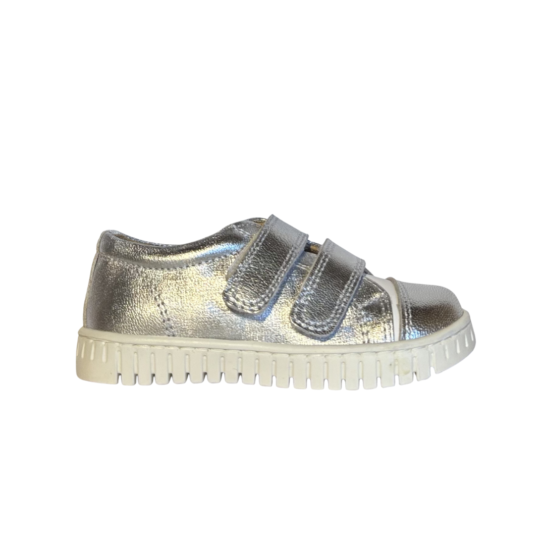 Petasil Pose 6 - Silver Cosmos/White